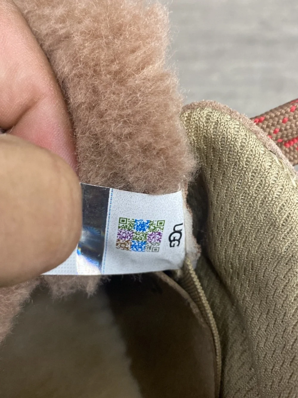 Authentic UGG Lowmel Sneakers RYK Casual Shoes Description: Authentic UGG Lowme